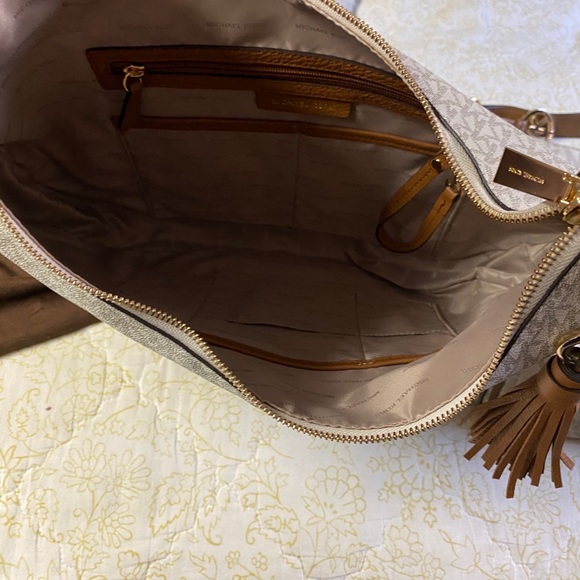 Michael kors purse - Picture 2 of 3
